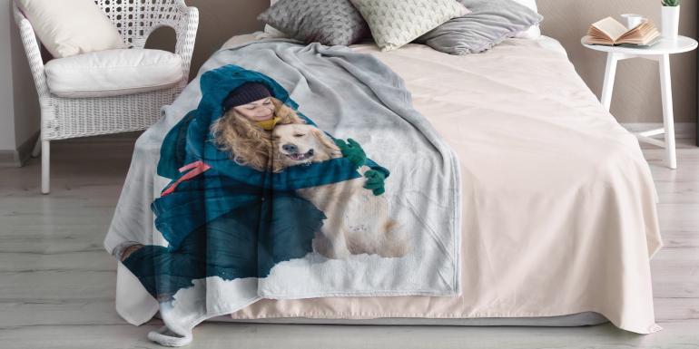 Plüsch-Fotodecke: Sowohl ein praktisches Lifestyle-Produkt für Ihr Zuhause als auch ein ausgefallenes Geschenk für Ihre Liebsten: Die personalisierte Kuscheldecke von MEINFOTO.de wird ohne chemische Zusätze bedruckt und ist somit hypoallergen und geruchlos. Trotz des weichen Plüschstoffs garantiert der Hersteller auch, dass alle Details Ihrer Fotos auf der Kuscheldecke wiedergegeben werden.