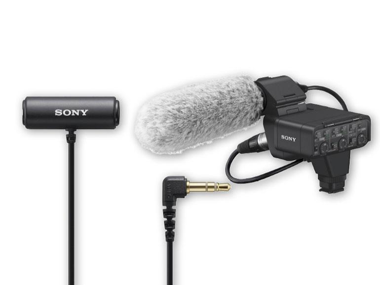 Mit dem XLR-K3M (rechts) können Sie professionelle XLRMikrofone an Ihrer Sony Alpha betreiben. Das Lavalier ECM-LV1 (links) besitzt einen klassischen Stereo-Stecker mit zwei Ringen.