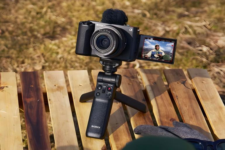 Video-Spezialisten: Influencerund Vlogging-Kameras wie die Sony Alpha ZV1 besitzen meist etwas bessere integrierte Mikrofone.