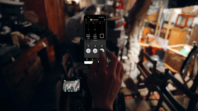 Im Einsatz: Die App TAMRON Lens Utility Mobile kommt hier bei einem professionellen Videodreh zum Einsatz.