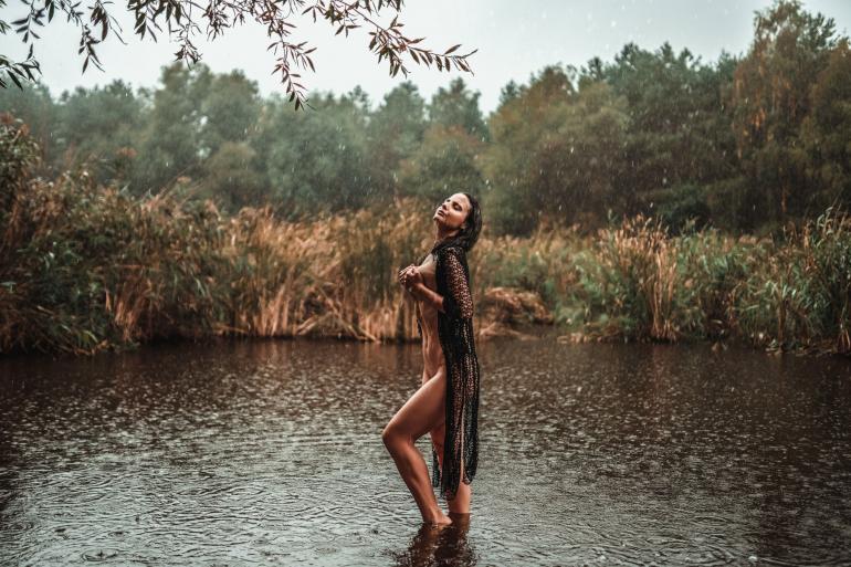 Für dieses Shooting sind Dilyana und Tobias von Pixoom Photographie zu einem See in Berlin-Köpenick gefahren. „Es war im Frühherbst und bereits sehr kalt“, erinnert sich das Modell. „Wir wussten nicht, dass es regnen sollte, aber am Ende war das Ergebnis mit den Regentropfen toll.“