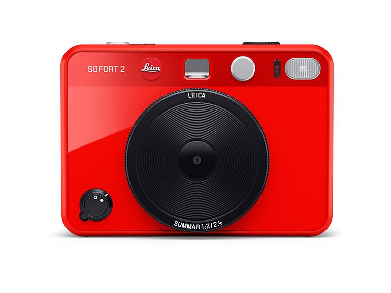 Auch Leica springt auf die Rückkehr der Sofortbildkameras auf und präsentiert mit der Leica Sofort 2 ebenfalls ein Premiummodell, allerdings als Hybrid-Kamera mit Digitaldisplay. Dies werden wir in der kommenden Ausgabe genauer unter die Lupe nehmen. Was kann diese im Vergleich zur Polaroid I-2 deutlich günstigere Kamera?