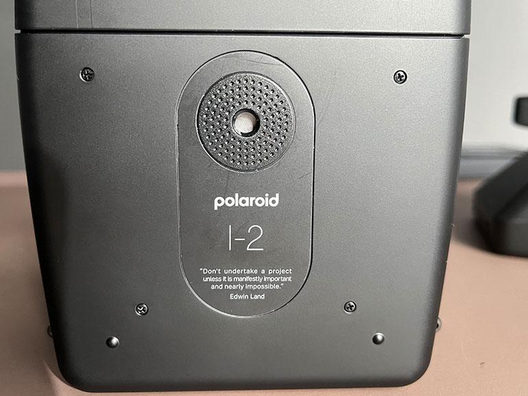 Für wackelfreie Langzeitbelichtung packt man die Polaroid I-2 einfach auf ein Stativ, immerhin kann die Kamera bis zu 30 Sekunden belichten und auch Bulb.