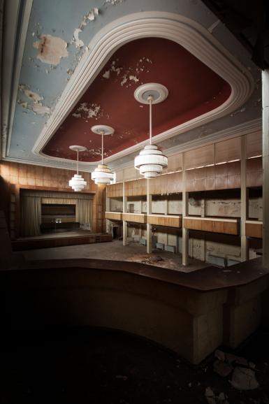 Am 15. Mai 1945 öffnete das Kurhaus Hotel Fürstenhof. Der große Festsaal bot damals Platz für 1800 Personen und galt als der größte Veranstaltungssaal Thüringens. Auf den Grundmauern der Kurhausterrasse wurde in den 1920er Jahren ein Casino errichtet. Das Hotel Fürstenhof in Eisenach | Nikon D800 | 10mm | 1/13 s | f/4 | ISO 800