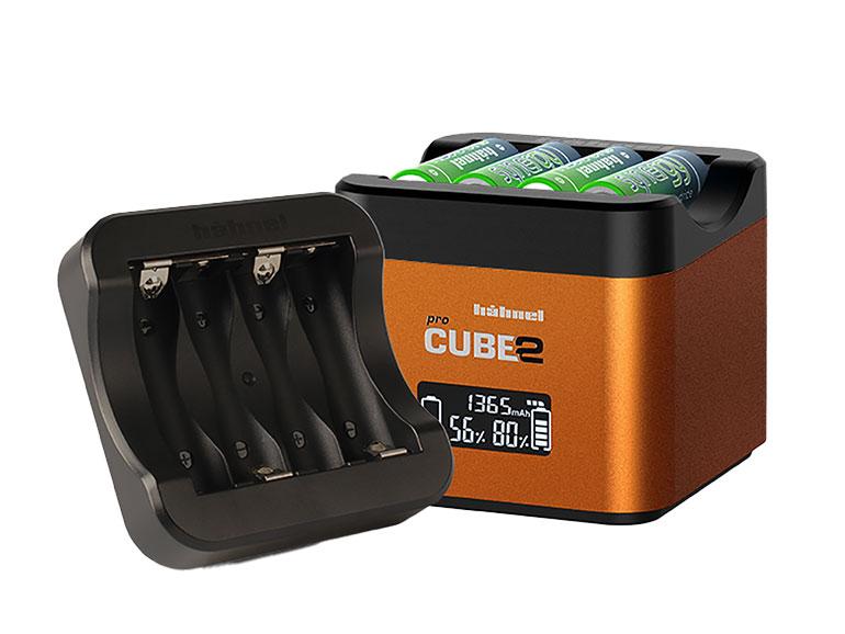 Verschiedene Adapterplatten werden auf den Cube gesteckt, sodass immer die passenden Akkus (oder wie hier AA-Batterien) geladen werden können.