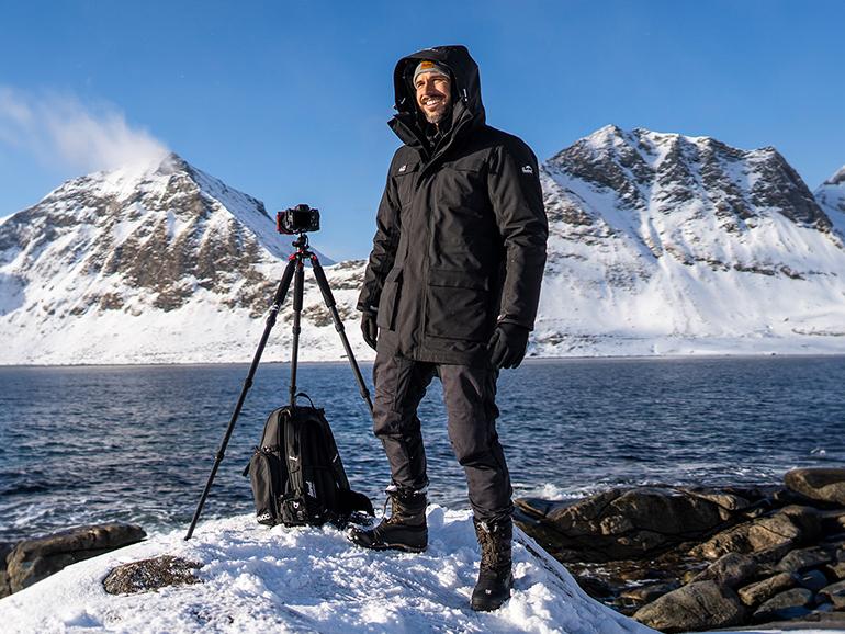 Die Haukland 7in1 Parka Pro Jacke besteht aus drei Jacken-Layern, die auf sieben verschiedene Arten getragen werden können.