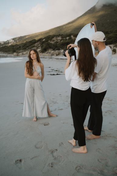 Porträtfotos on location: Für ein Shooting in Kapstadt/Südafrika hat Luise Blumstengel am dortigen „Sandy Beach“ das Model Genna fotografiert. Als Equipment kam dabei die Sony Alpha 7R V in Kombination mit dem Sony 24–70mm F2.8 GM II zum Einsatz.