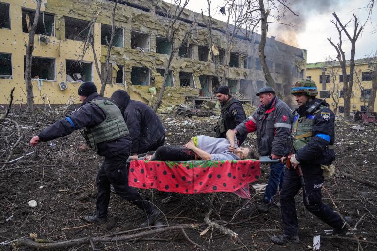 Den World Press Photo Award 2023 gewann das Bild „Mariupol Maternity Hospital Airstrike“ von Evgeniy Maloletka (Associated Press). Es zeigt, wie Iryna Kalinina, eine 32-jährige verletzte schwangere Frau, aus einem Geburtskrankenhaus herausgetragen wird. Dieses wurde bei einem russischen Luftangriff am 9. März 2022 in Mariupol, Ukraine, beschädigt. Tragischerweise sind sowohl Irina als auch ihr Baby mit dem Namen Miron (nach dem Wort für „Frieden“) etwas später verstorben.