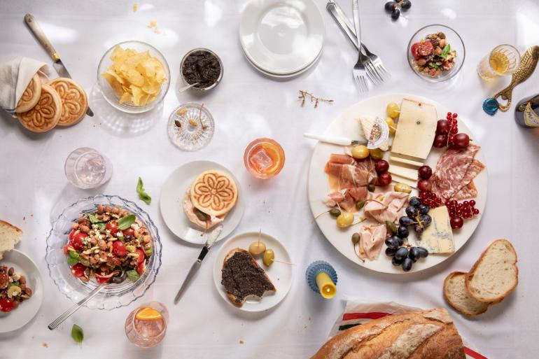 Essen ist für Jennifer Braun „Geselligkeit, gemeinsam lachen, quatschen und dabei tolles Essen genießen“. Genau dieses Gefühl hat sie zusammen mit der Foodstylistin Julia Floß in diesem Foto eingefangen. Canon EOS R5 | 50mm | 1/30 s | f/18 | ISO 160