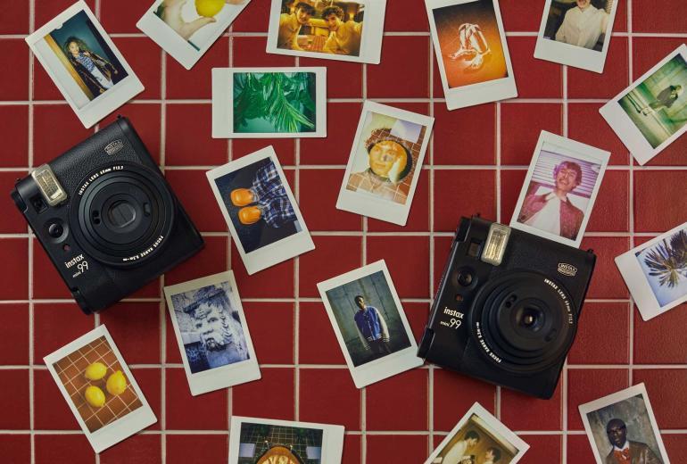 Mit ihren Abmessungen von 103 × 117,5 × 60 mm ist das Gehäuse der Instax Mini für eine Sofortbildkamera recht wuchtig ausgefallen.