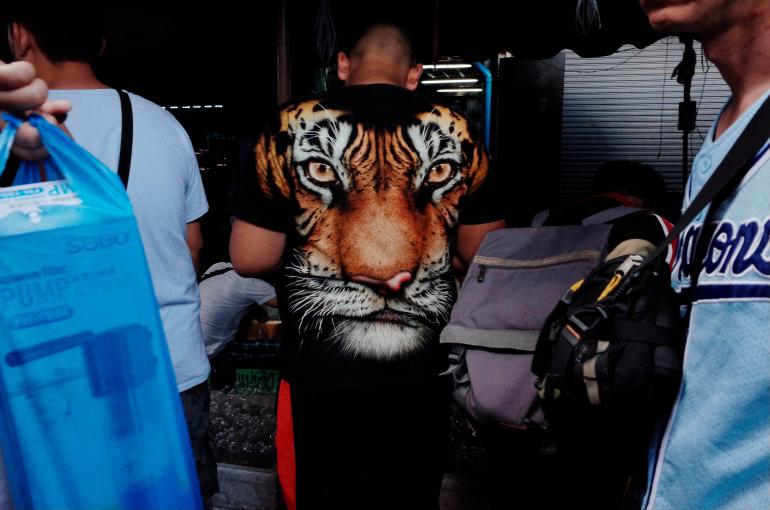Im Getümmel von Bangkok fand Jonas Grauel diese Szene vor. Ein kurzer Augenblick inmitten vielen Menschen und doch ein starkes Motiv, dem man sich nicht entziehen kann. Bangkok | Ricoh GR | 18 mm | 1/250 s | f/6,3 | ISO 1600