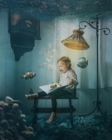 Unterwasser-Geschichten: Dieses Bild entstand in einem Ferienhaus in Norwegen. Die traditionelle Einrichtung mit dem großen Bücherschrank und wohl auch die Verbundenheit der Norweger mit dem Meer haben die Fotografin und Bildbearbeiterin zu diesem Werk inspiriert.