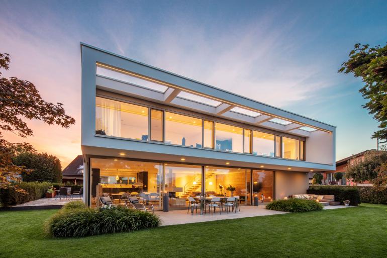 Architekturfotografie in Perfektion: Bei wunderbaren Lichtverhältnissen wurde hier der Neubau eines Einfamilienhauses in Büren an der Aare (Schweiz) aufgenommen. Canon EOS 5DS | 17 mm | 1/4 s | f/11 | ISO 100