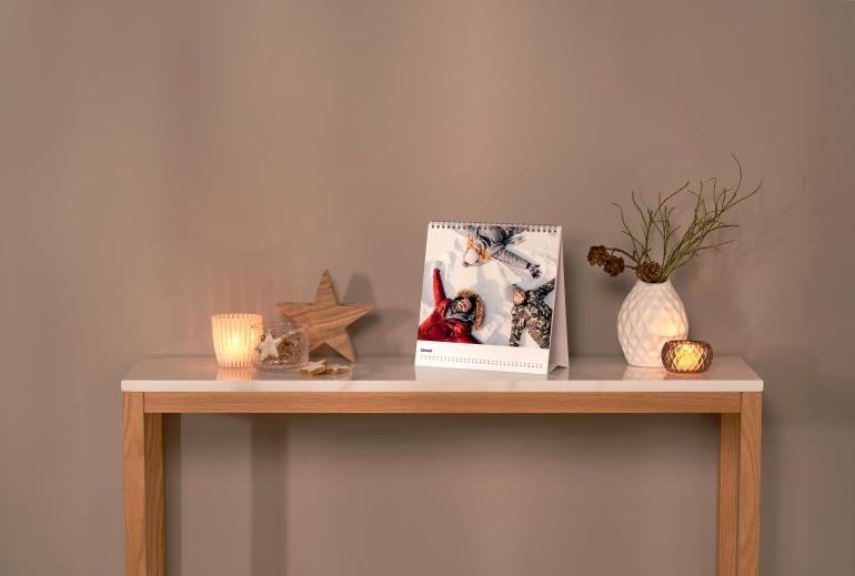 Platzsparend: Wem Wandkalender zu groß sind, kann auch kompakte Tischaufstellkalender auswählen und mit eigenen Fotomotiven schmücken.