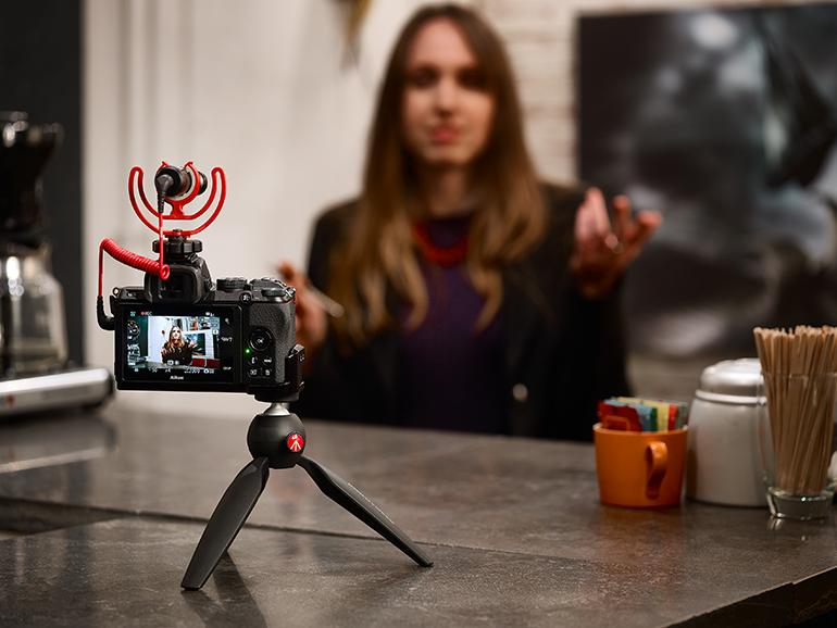 Viele Hersteller bieten für ihre Kameras passende Vlogging-Kits an, mit denen sich mit günstigen Mitteln ein einfaches Heimstudio aufbauen lässt.