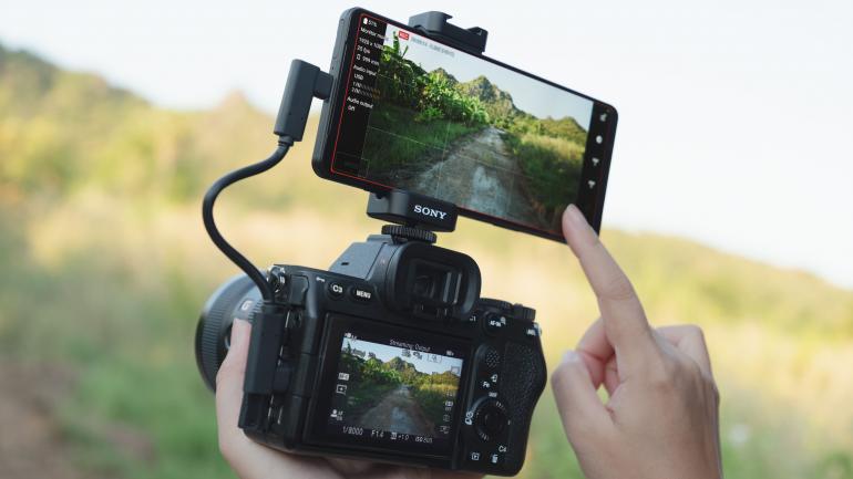 Das Smartphone kann auch als externer Monitor für Alpha Systemkameras verwendet werden.
