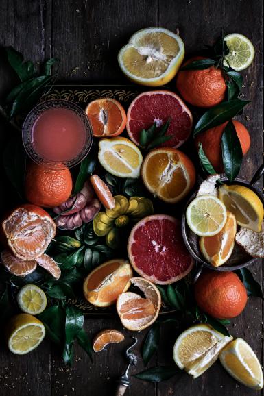 Farben, so weit das Augen blickt – Fotografin Barbora Baretic hatte dieses Bild im Januar aufgenommen, als Zitrusfrüchte den Höhepunkt ihrer Saison erreicht hatten. „Ich wollte die schönen Texturen, Farben, Saftigkeit und Frische einfangen“, wie sie uns verriet.
