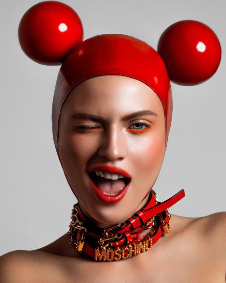 Knallige Farben, starker Ausdruck – typische Stilmittel des Fotografen Marco Rothenburger. Für ein Editorial-Shooting inszenierte er das Model Steinunn María Agnarsdóttir. Für das Glitzer-Make-up war Elena Gentile verantwortlich. Das Latex-Outfit stammt von Dead Lotus Couture. Canon EOS-1D X Mark II | 85 mm | 1/160 s | f/8 | ISO 200