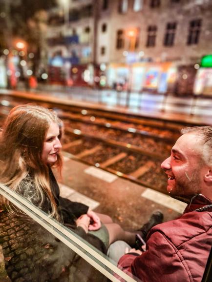 Momentaufnahme: Für dieses Bild fotografierte Eva Stephan ihre Freunde an einer Tram-Haltestelle in Berlin-Köpenick. Sie nutzte dafür den Porträtmodus.