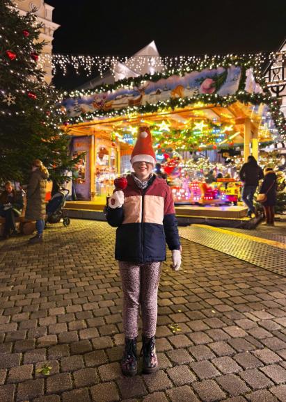 Hier porträtierte der Fotograf seine Tochter als Weihnachtswichtel mit Mütze und kandiertem Apfel.