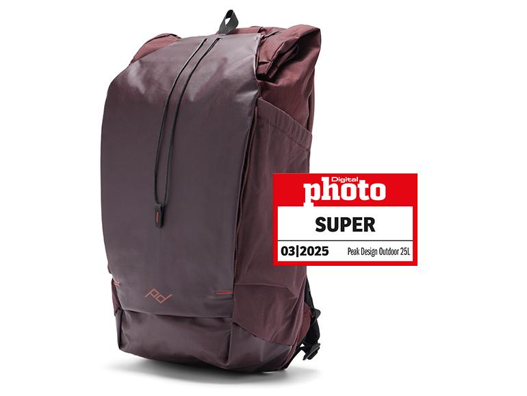 Der Peak Design Outdoor 25L ist ein robuster Wanderrucksack, der sich dank spezieller Innentaschen in einen Fotorucksack verwandelt. Hergestellt aus Terra-Shell-Material, schützt er das Equipment außerdem vor Nässe.