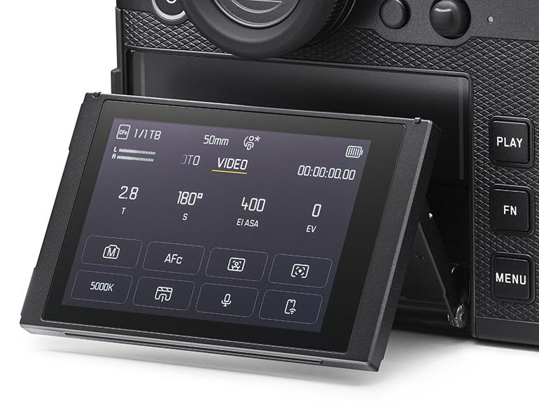 Das Display der Leica SL3-S ist aus- und umklappbar, aber nicht frei beweglich.
