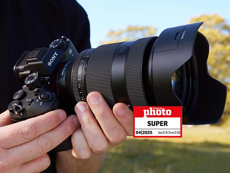Das Sony FE 28-70MM F2 GM ist das erste Standardzoom-Objektiv von Sony mit solch einer hohen Lichtstärke. Bislang lag die Offenblende bei Zooms maximal bei f/2,8.