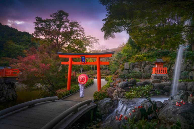 Wenn die Ahornbäume in kräftigem Rot leuchten, wird Kyoto zum spektakulären Fotomotiv. Der Fushimi Inari-Taisha mit seinen tausenden Torii-Toren schlängelt sich wie ein glühender Pfad den Berg hinauf – eine Szenerie, die mit gezielter Nachbearbeitung in Farbton und Kontrast noch eindrucksvoller wirkt. Sony Alpha 7R V | 24 mm | 1/4 s | f/11 | ISO 100