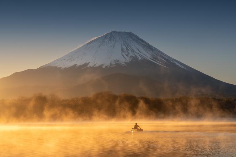 Nebelschwaden zu Füßen des Mount Fuji. Wer früh aufsteht, kann mit etwas Glück das goldgelb leuchtende Wasser fotografieren, das von der Sonne angestrahlt wird. Sony Alpha 7R IV | 70 mm | 1/400 s | f/10 | ISO 200