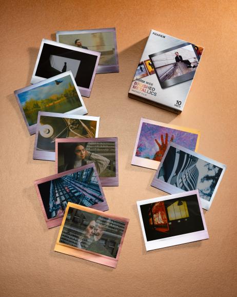 Der Fujifilm Instax WIDE Brushed Metal WW 1 ist ein Sofortbildfilm mit einem gebürsteten Metallic-Rahmen. Er ist kompatibel mit allen Fujifilm Instax WIDE Kameras.