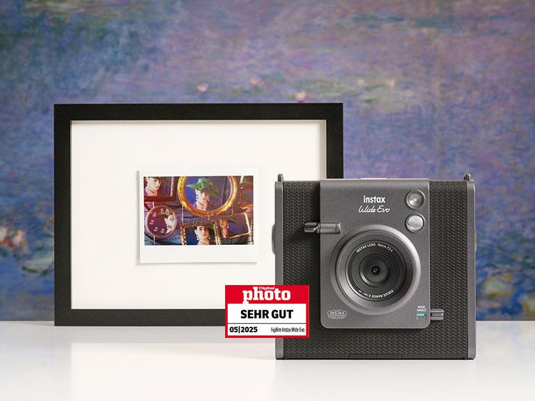 Mit Abmessungen von 138,7 mm × 125 mm × 62,8 mm ist das Gehäuse der Kamera recht wuchtig. Das Gewicht liegt ohne Filmkassette bei 490 Gramm.