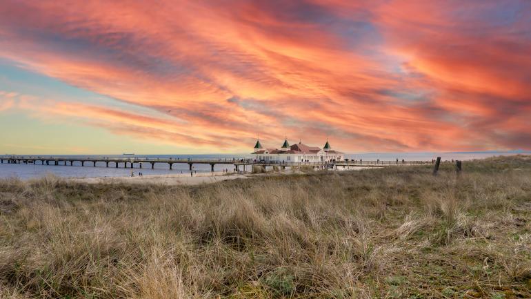 Seebrücke Ahlbeck: Deutschlands älteste Seebrücke ist eigentlich immer fotogen – bei Sonnenuntergang aber noch einmal mehr! Positionieren Sie sich etwas weiter entfernt und nutzen Sie das ganze Panorama, um möglichst viel von der Landschaft mit einzufangen.