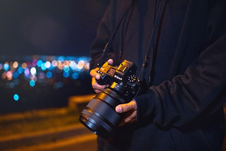 Die Z6III ist eine der neusten Kameras im Nikon-Portfolio. Das Modell richtet sich an anspruchsvolle Foto-Enthusiasten und ist leistungsmäßig nur knapp unter den Modellen für die Profiklasse angesiedelt. Und das bei einem deutlich günstigeren Preis.
