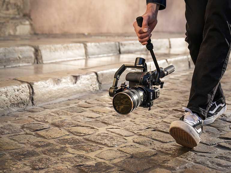 Die Z8 ist das kompakte Profimodell von Nikon. Die Kamera ist aufgrund des geringen Gewichts und der kompakten Maße auch unterwegs für Foto und Film einsetzbar.