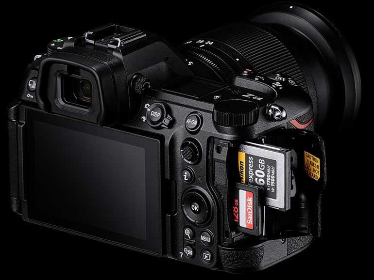 Die Nikon Z6III bringt zwei Speicherkarten-Slots mit. Dabei werden SD- und CFexpress-Karten unterstützt. Die Express-Karten sind aufgrund ihrer hohen Geschwindigkeit bei Profis sehr beliebt.