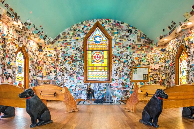Die Dog Chapel in Vermont (USA) ist ein einzigartiger Ort, der zur Ästhetik von Accidentally Wes Anderson passt – sie wirkt, als wäre sie einem Wes-Anderson-Film entsprungen. Die Kapelle wurde von dem Künstler Stephen Huneck als ein Ort der Erinnerung und Feier für verstorbene Hunde geschaffen.