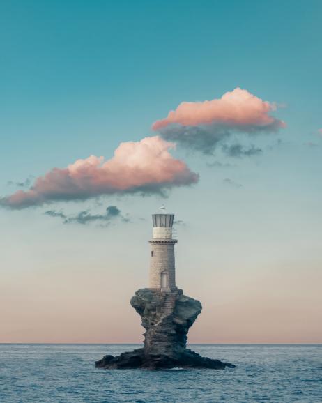 Der Leuchtturm Tourlitis steht tatsächlich auf einem winzigen Felsen in der Bucht der Stadt Andros in Griechenland.