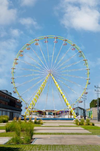 Dieses zauberhafte Riesenrad fotografierte Marjorie Becker im französischen Angoulême – die Symmetrie und die Farben passen perfekt zum AWA-Projekt.