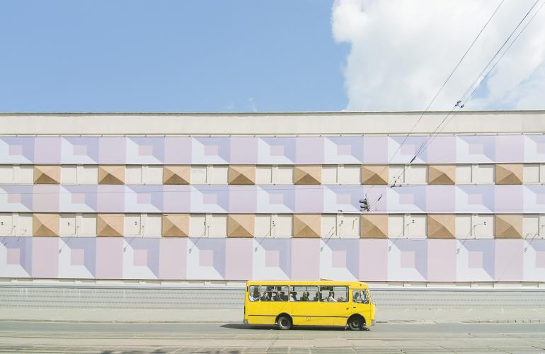 Die typische pastellfarbene Bildästhetik, die aus den Filmen des Regisseurs Wes Anderson bekannt ist, spiegelt sich in dieser Aufnahme wider. Das Foto zeigt ein Marshrutka (Sammeltaxi) in Kiew, Ukraine, fotografiert von Dimitri Bogatschuk – für das Projekt Accidentally Wes Anderson.