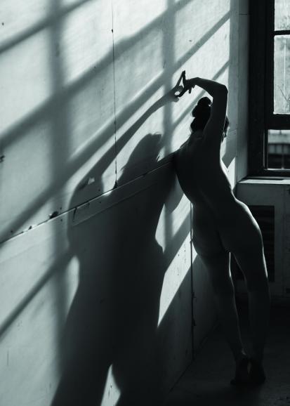 Der künstlerische Akt: Die menschliche Form ist ein zentrales Motiv in der Schwarzweiß- Kunstfotografie. Der Fokus liegt dabei stets auf Linien, Formen und Eleganz.