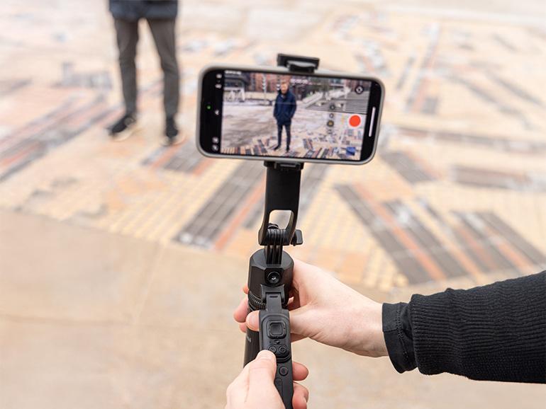 Ganz ohne App: Das Stativ sorgt per KI dafür, dass man beim Filmen immer im Fokus bleibt. Die Personenverfolgung klappt ganz automatisch.