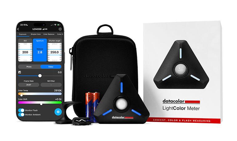 Das LightColor-Meter wird inklusive Transporttasche und zwei praktischen Magnethalterungen geliefert.
