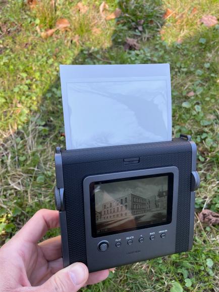 Binnen weniger Sekunden ist das Sofortbild gedruckt. Weiterer Pluspunkt: Auch als Sofortbildprinter lässt sich die Sofortbildkamera verwenden – in Verbindung mit dem Smartphone.