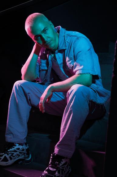 Stimmiges Farb- und Lichtkonzept beim Fotoshooting mit dem DJ und Producer Afem Syko, aufgenommen in Berlin Lichtenberg. Sony Alpha 7R IV | 59 mm | 1/200 s | f/5,6 | ISO 160