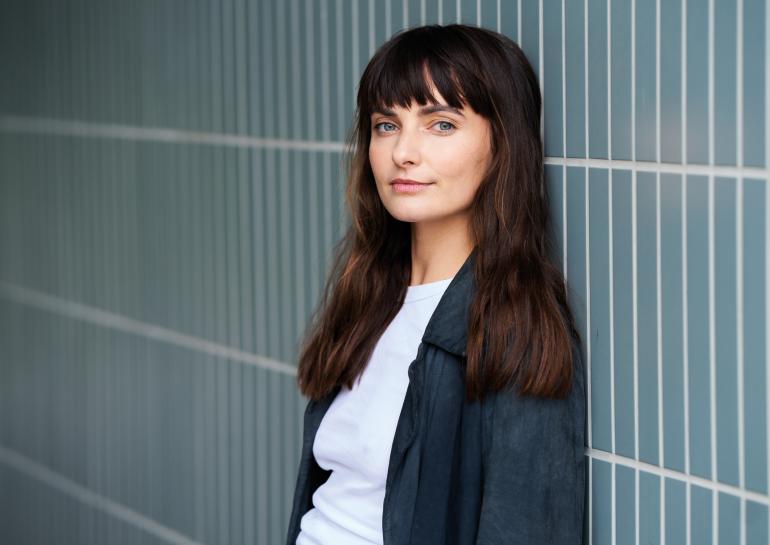 Das weiche, natürliche Licht passt perfekt zum Ambiente. Hier porträtierte Krzysztof Macikowski die Schauspielerin Paula Schramm. Sony Alpha 7R IV | 135 mm | 1/400 s | f/2,8 | ISO 400