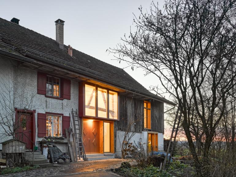 Die Umnutzung einer Scheune in Donzhausen von Rey / Dröscher Architekten inszenierte die Fotografin im Dämmerlicht.