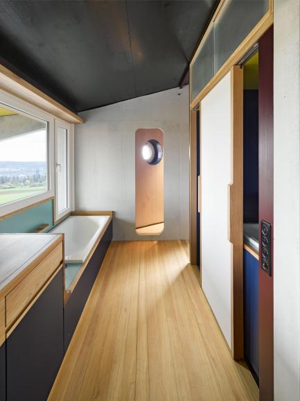 Ein architektonisch reizvolles Badezimmer, stilvoll in Szene gesetzt und bei dezentem Licht fotografiert.