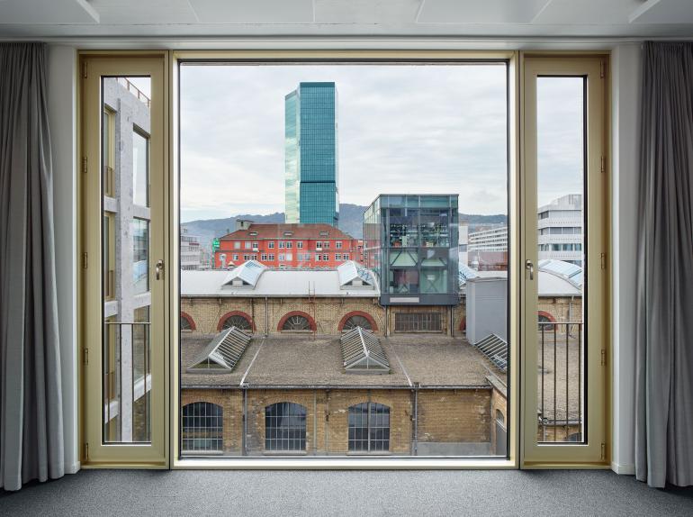 Das Foto des Geschäftsgebäude in Zürich von Baukontor Architekten gibt den Blick nach außen frei.