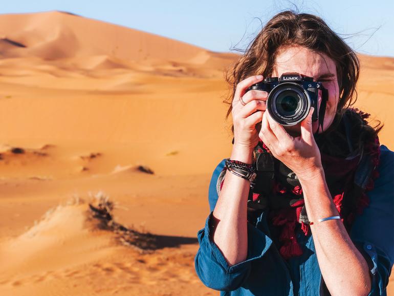 Unterwegs zählt jedes Gramm. Leichte Kameras wie die Lumix G97 sind von Vorteil.