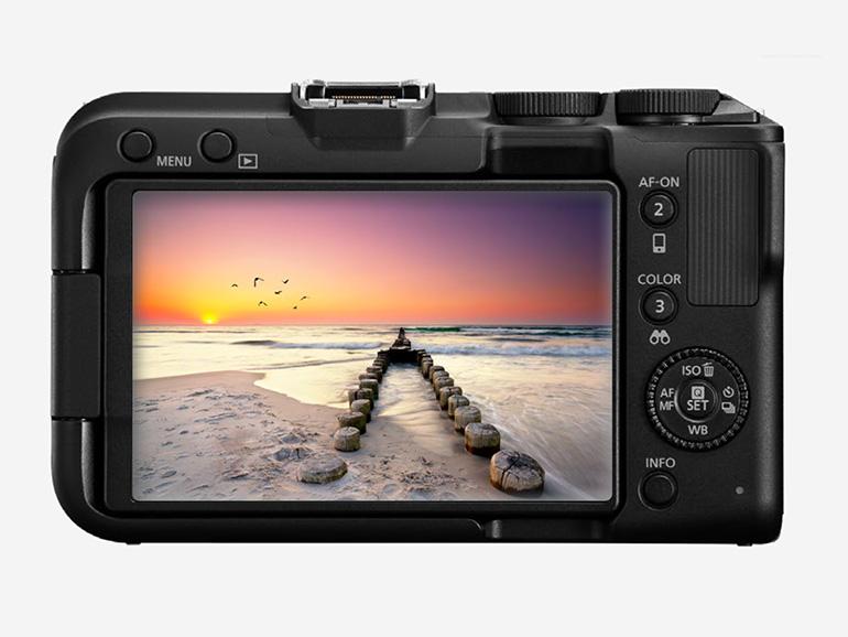 Canon hat der EOS R50 V ein bemerkenswert kompaktes Gehäuse spendiert. Die Kamera ist in der Höhe kaum größer als der RF-Mount. Mit 370 Gramm ist sie in punkto Gewicht auf dem Niveau einer Kompaktkamera.